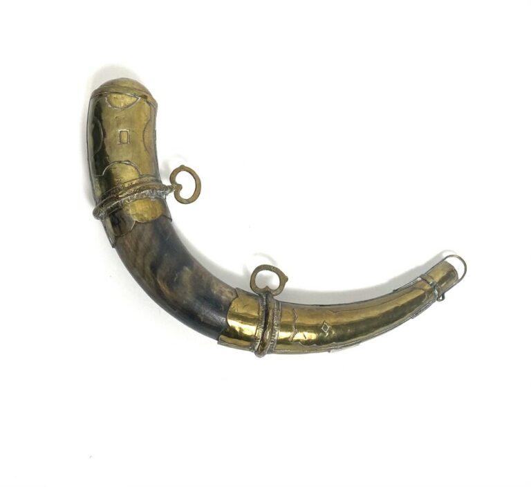 Pulvérin Corne, argent et laiton Maghreb, Fin du XIXe siècle Longueur : 40 cm…