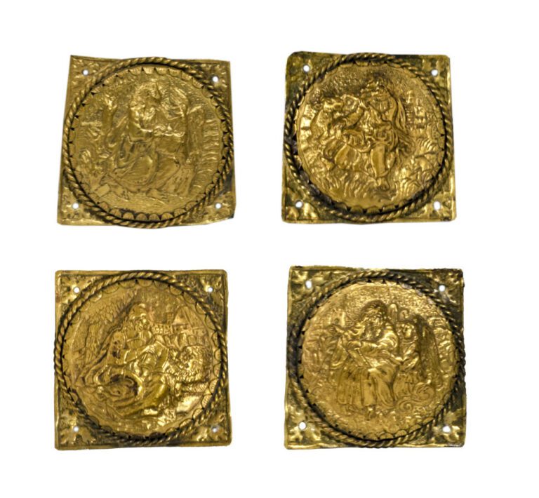 Quatre médaillons d'un Tétramorphe en cuivre repoussé et doré, ornements d'une…