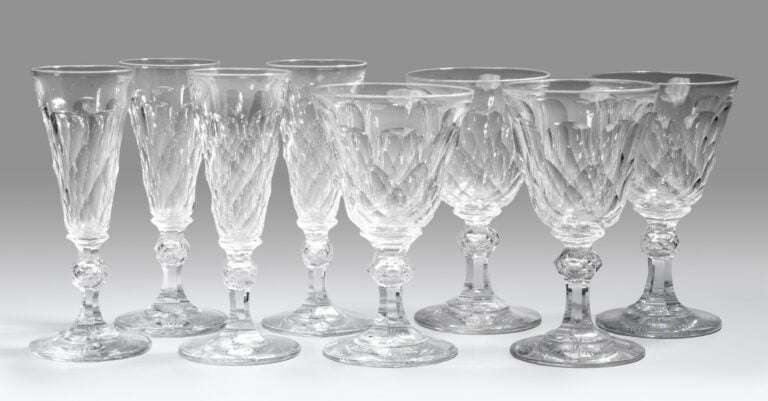 Quatre verres à pied et six flûtes en cristal taillé à facettes, jambes à noeud…