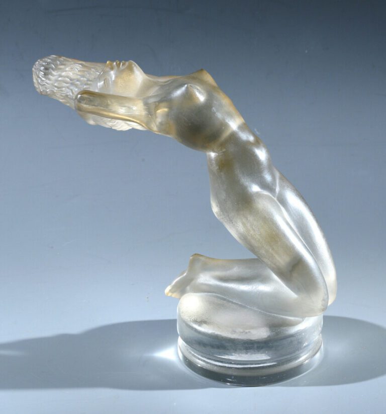 R. Lalique. Bouchon de radiateur « Chrysis », créé en 1931, en verre moulé et s…