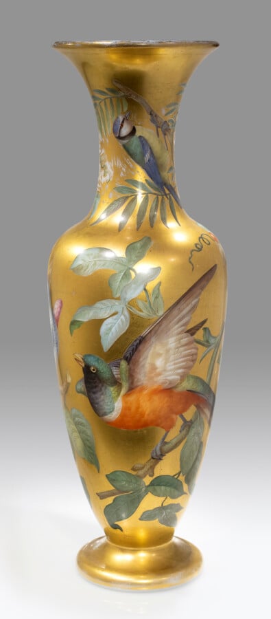 Rare vase balustre en opaline de cristal savonneuse doublée or, orné d'un décor…