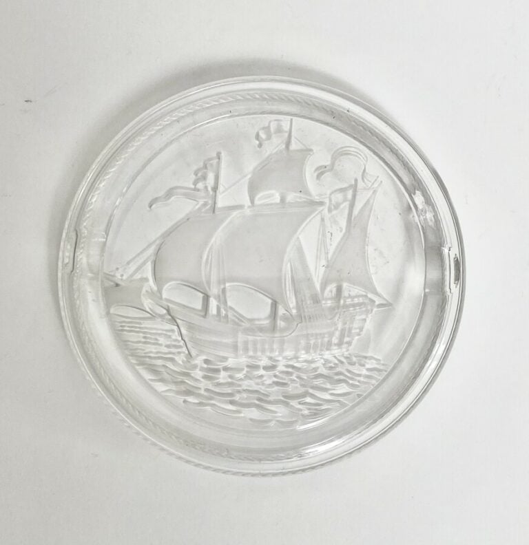 René LALIQUE - CENDRIER en verre moulé à décor d'une caravelle. - Signé LALIQUE…