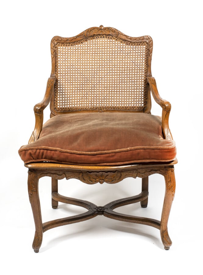 Réunion de deux fauteuils en hêtre naturel mouluré et sculpté à décor de coquil…