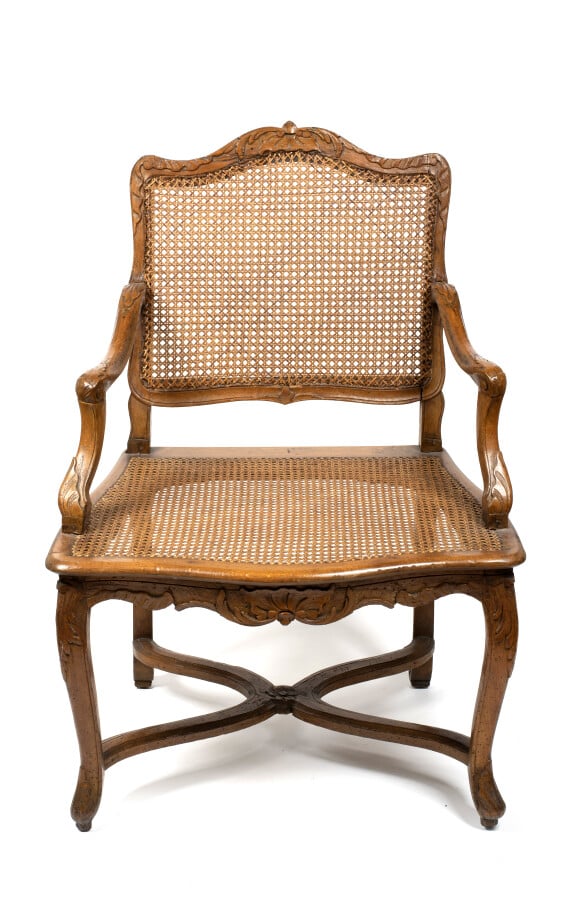 Réunion de deux fauteuils en hêtre naturel mouluré et sculpté à décor de coquil…