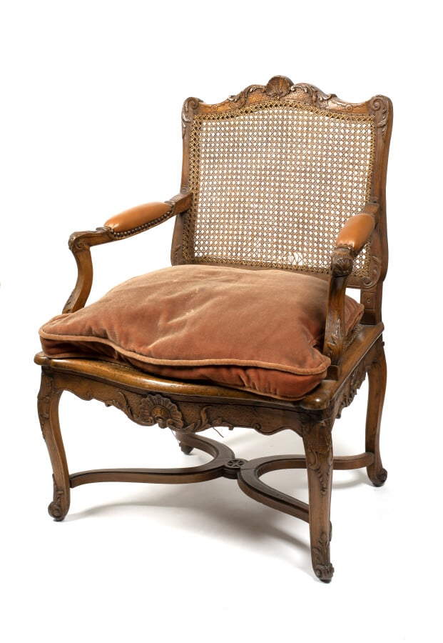 Réunion de deux fauteuils en hêtre naturel mouluré et sculpté à décor de coquil…