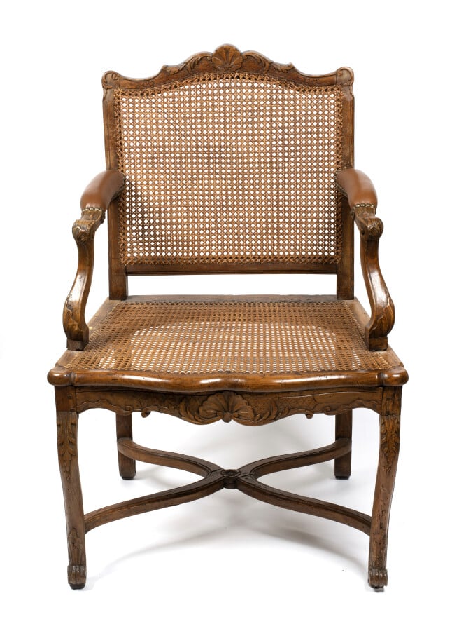 Réunion de deux fauteuils en hêtre naturel mouluré et sculpté à décor de coquil…