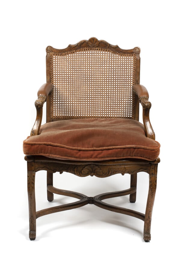 Réunion de deux fauteuils en hêtre naturel mouluré et sculpté à décor de coquil…