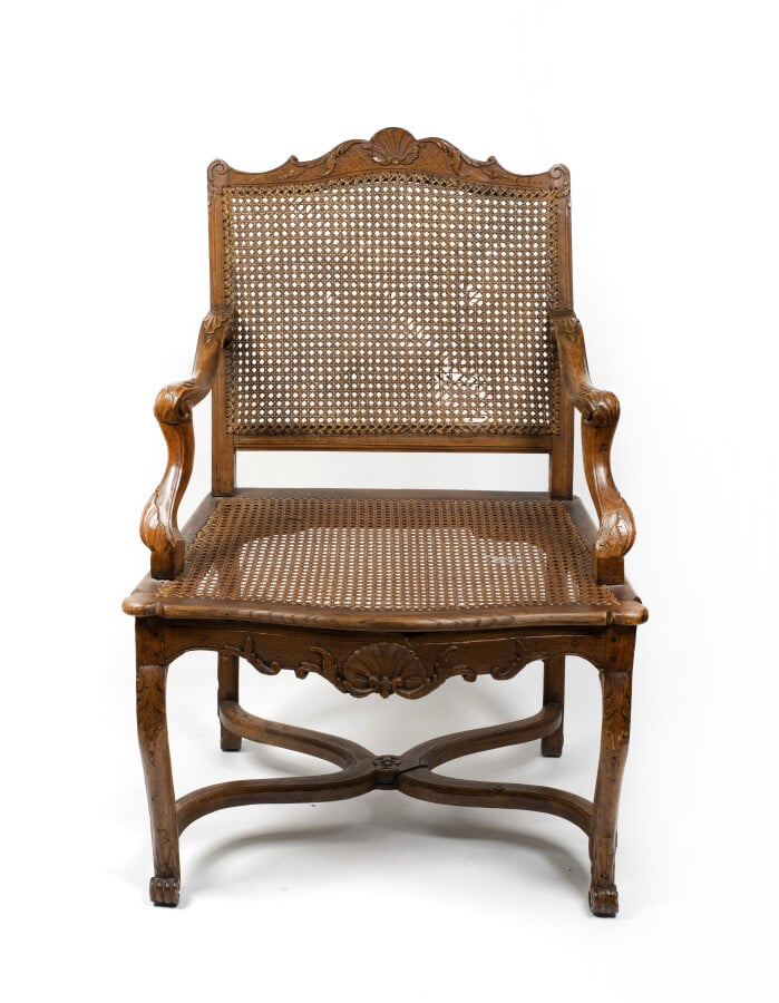 Réunion de deux fauteuils en hêtre naturel mouluré et sculpté à décor de feuill…
