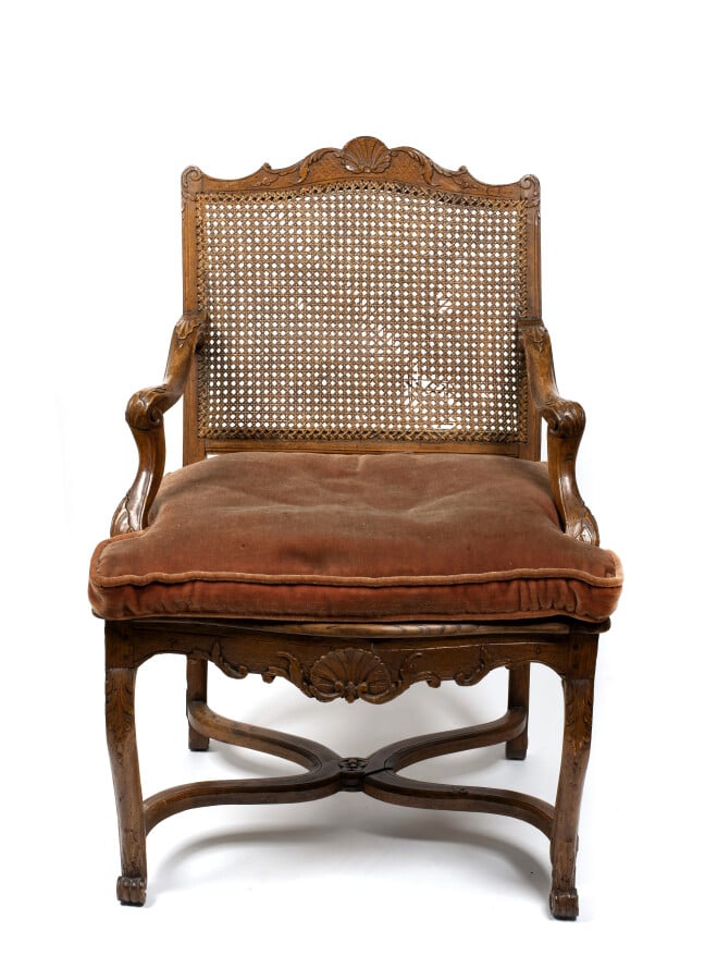 Réunion de deux fauteuils en hêtre naturel mouluré et sculpté à décor de feuill…