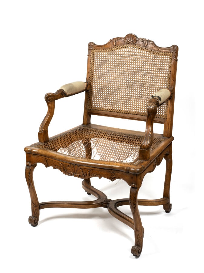 Réunion de deux fauteuils en hêtre naturel mouluré et sculpté à décor de feuill…