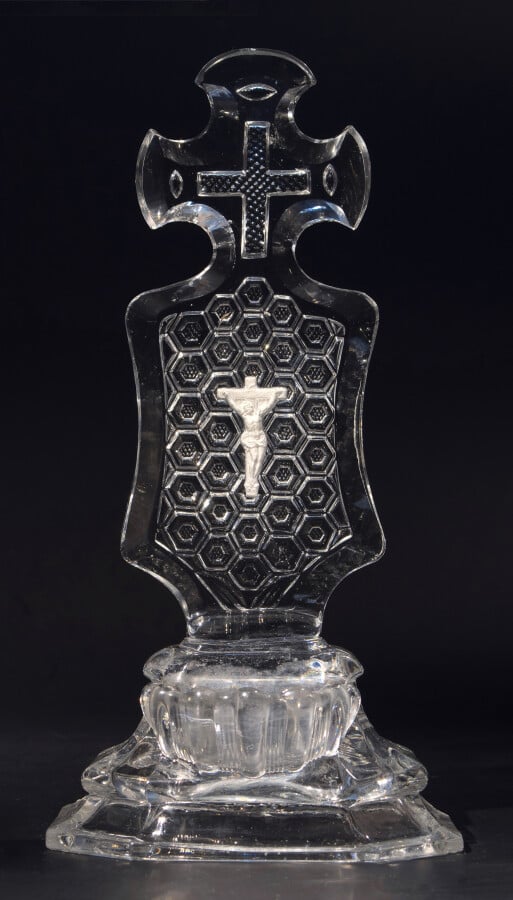 Saint-Louis. Bénitier sur socle creux à doucine en cristal moulé de diamants gu…
