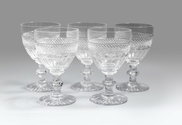 Saint-Louis.Cinq verres "Trianon" en cristal taillé à pointes de diamant, de cô…
