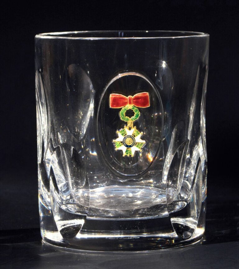 Saint-Louis. Gobelet droit en cristal taillé à neuf pontils ovales et orné d'un…