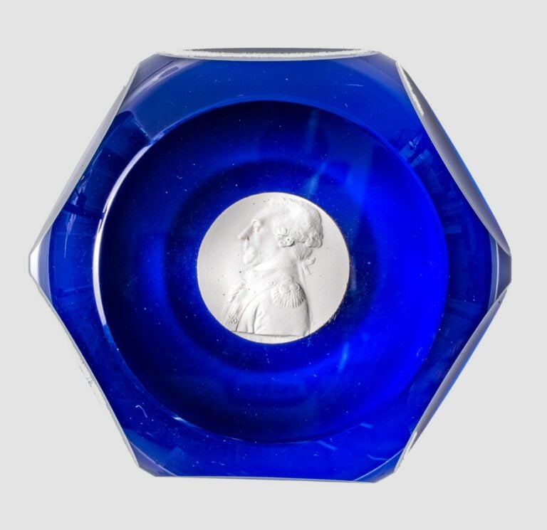 Saint-Louis.Presse-papiers signé et daté SL1978, à fond bleu opaque orné d'une…
