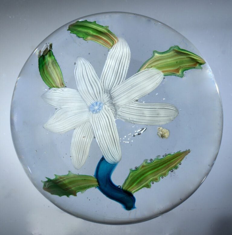 Saint-Mandé (attribué à).Presse-papiers orné d'une fleur blanche à huit pétales…
