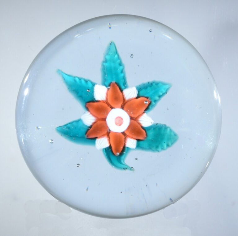 Saint-Mandé.Presse-papiers orné d'une double clématite rose et blanche à deux r…