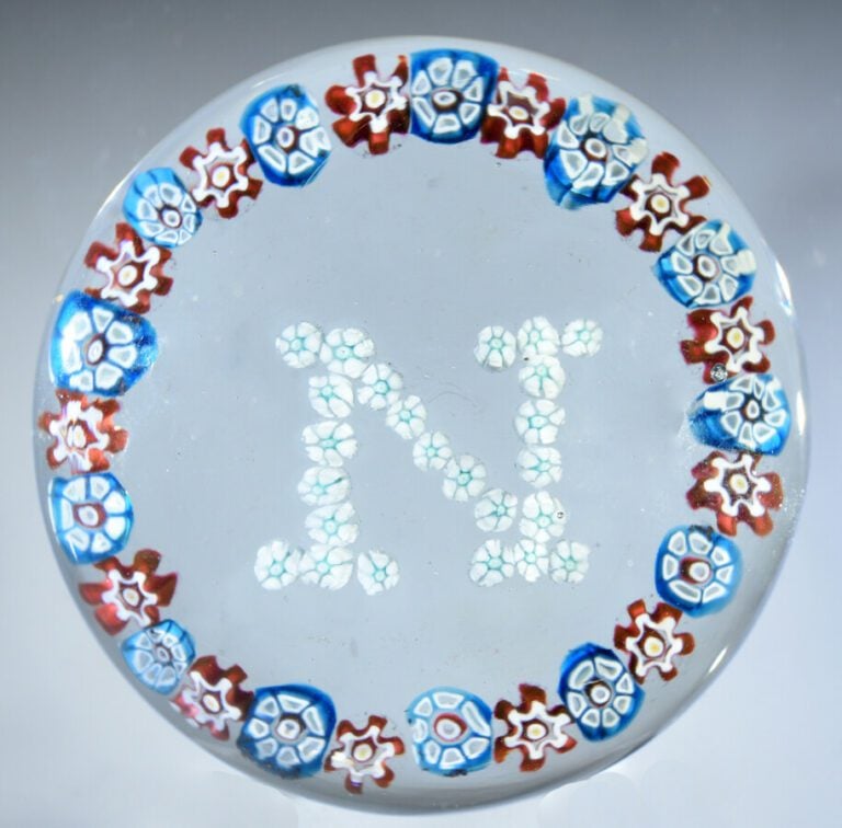 Saint-Mandé.Très rare presse-papiers orné de la lettre "N", formée de bonbons b…