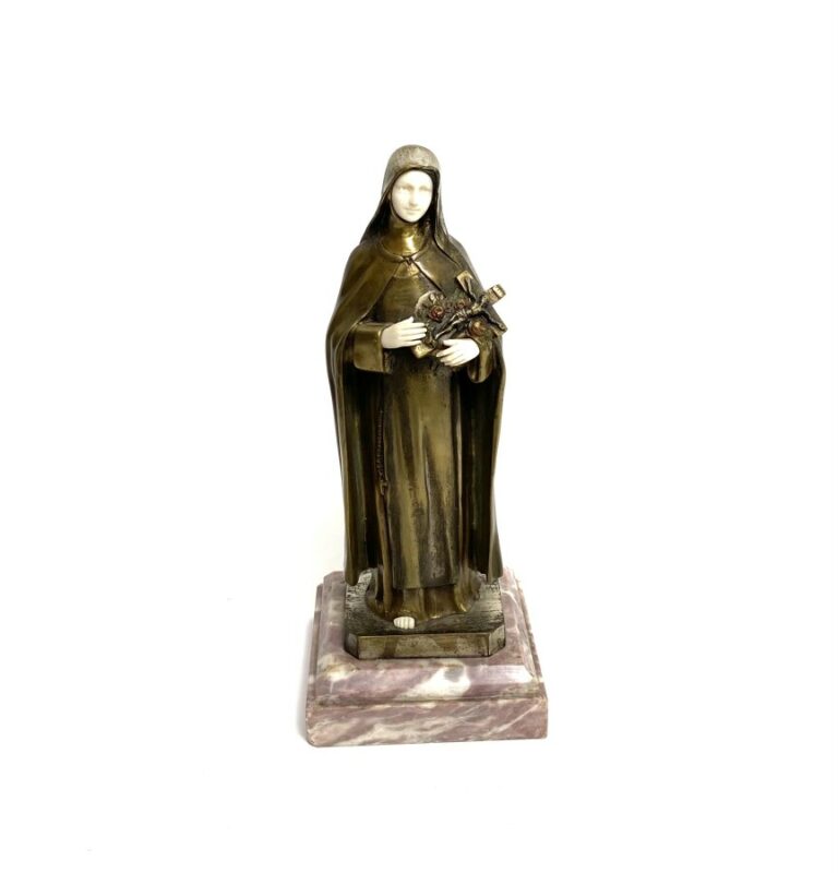 Sainte Thérèse de Lisieux - Bronze doré patiné et ivoire sur socle à gradin en…