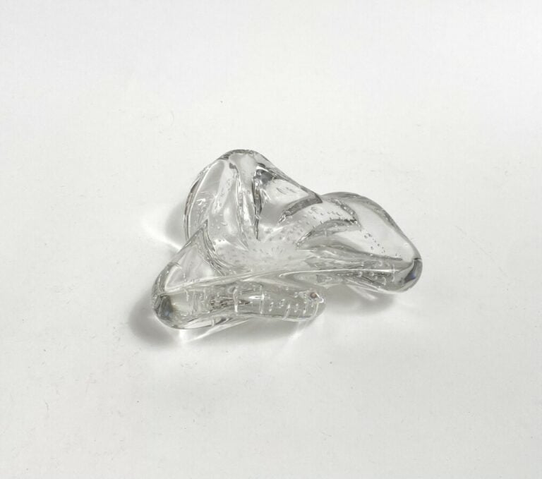 Schneider. Cendrier triangulaire en cristal bullé. Long. 17,5 cm, haut. 5,5 cm.…