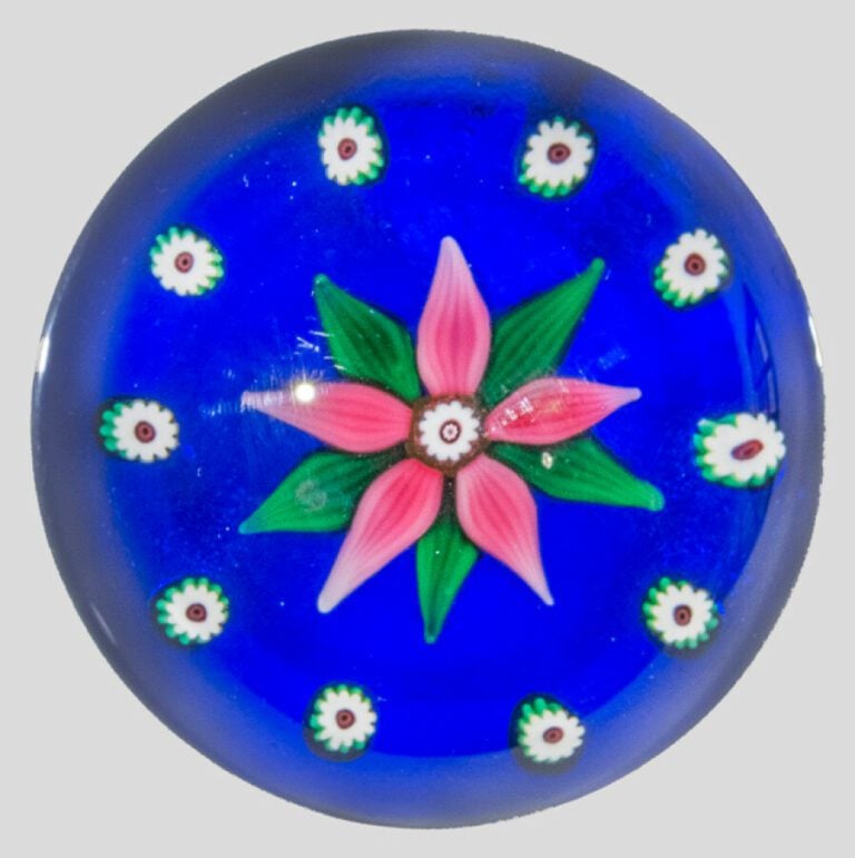 Selkirk. Presse-papiers à fond bleu translucide orné d'une clématite rose à cin…