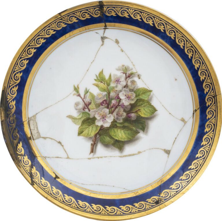 SEVRES - 3 compotiers ronds à piédouche, décor polychrome à l'intérieur du comp…