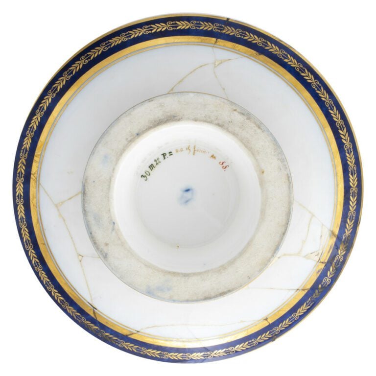 SEVRES - 3 compotiers ronds à piédouche, décor polychrome à l'intérieur du comp…
