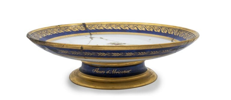 SEVRES - 3 compotiers ronds à piédouche, décor polychrome à l'intérieur du comp…