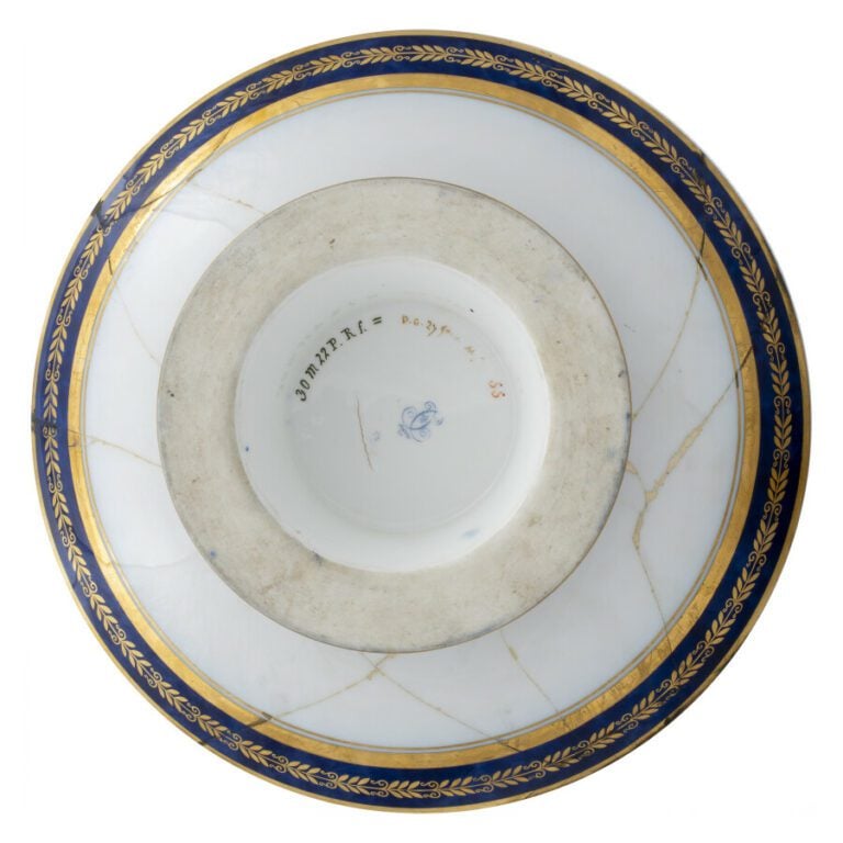 SEVRES - 3 compotiers ronds à piédouche, décor polychrome à l'intérieur du comp…