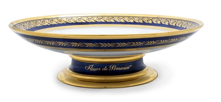 SEVRES - 3 compotiers ronds à piédouche, décor polychrome à l'intérieur du comp…