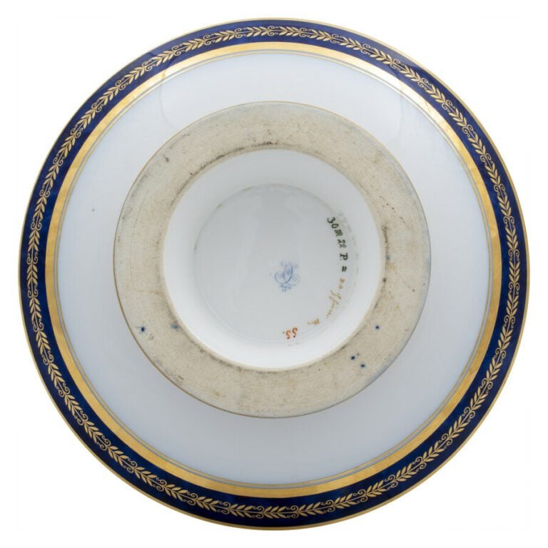 SEVRES - 3 compotiers ronds à piédouche, décor polychrome à l'intérieur du comp…
