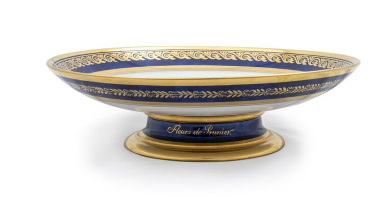 SEVRES - 4 compotiers ronds à piédouche, décor polychrome à l'intérieur des com…