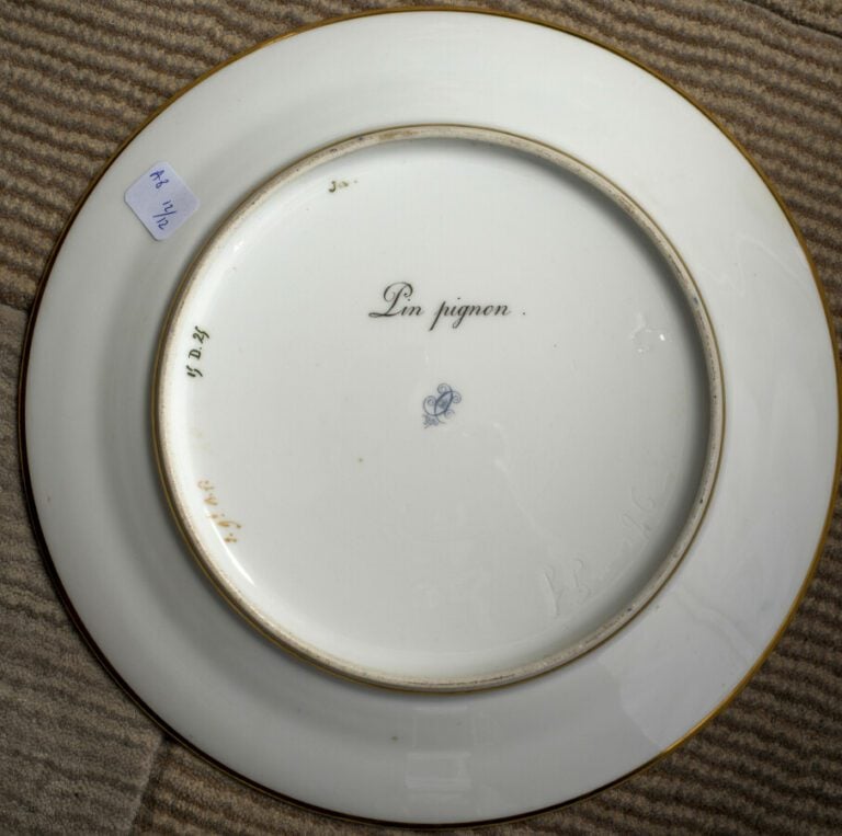 SEVRES - 6 assiettes du service de la duchesse de Berry, décor polychrome de fr…