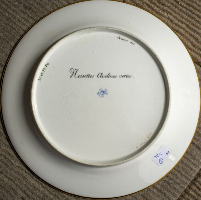 SEVRES - 6 assiettes du service de la duchesse de Berry, décor polychrome de fr…