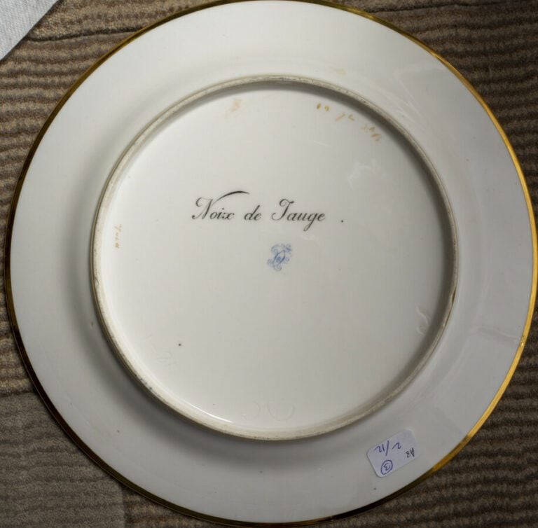SEVRES - 6 assiettes du service de la duchesse de Berry, décor polychrome de fr…