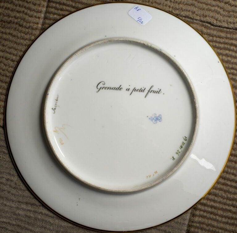 SEVRES - 6 assiettes du service de la duchesse de Berry, décor polychrome de fr…