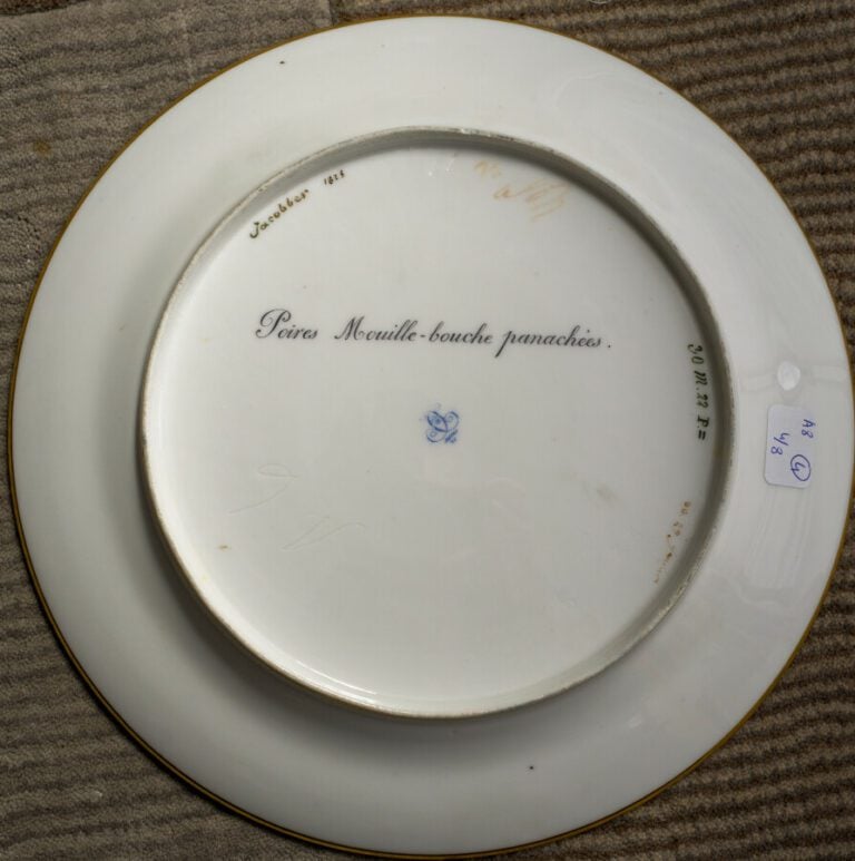 SEVRES - 6 assiettes du service de la duchesse de Berry, décor polychrome de po…