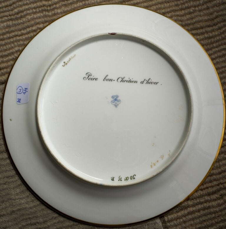 SEVRES - 6 assiettes du service de la duchesse de Berry, décor polychrome de po…