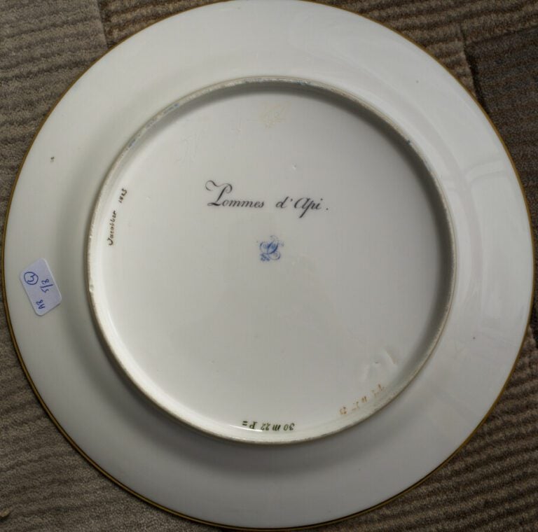 SEVRES - 6 assiettes du service de la duchesse de Berry, décor polychrome de po…