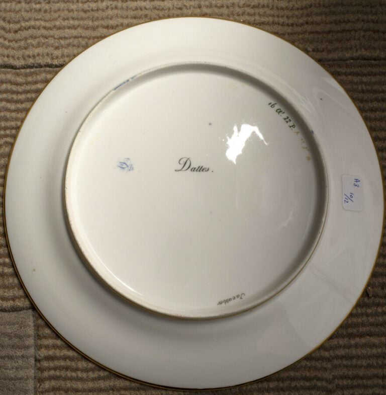 SEVRES - 6 assiettes du service de la duchesse de Berry, décor polychrome de pr…