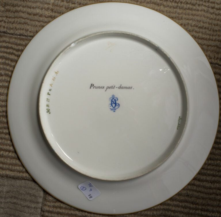 SEVRES - 6 assiettes du service de la duchesse de Berry, décor polychrome de pr…