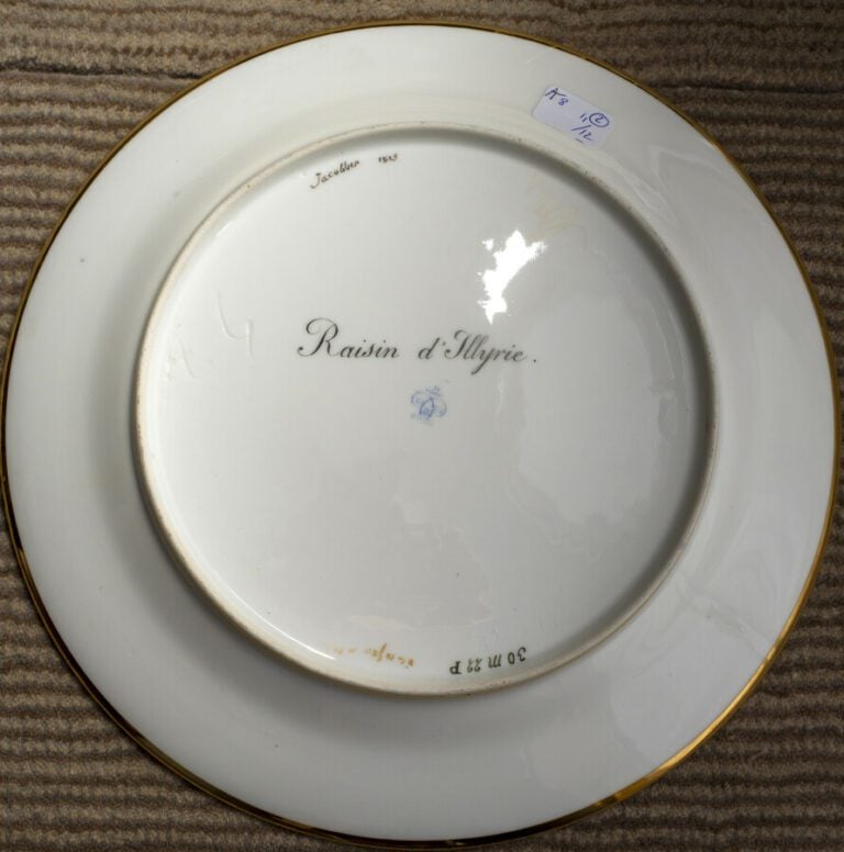 SEVRES - 6 assiettes du service de la duchesse de Berry, décor polychrome de ra…