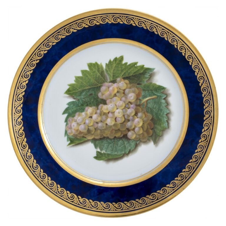 SEVRES - 6 assiettes du service de la duchesse de Berry, décor polychrome de ra…