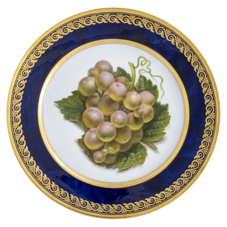 SEVRES - 6 assiettes du service de la duchesse de Berry, décor polychrome de ra…