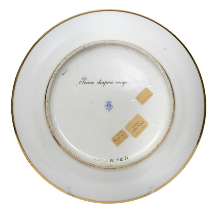 SEVRES - Deux assiettes du service de la duchesse de Berry, décor polychrome de…