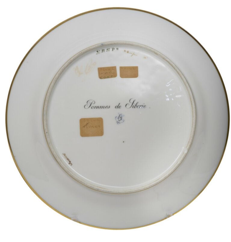 SEVRES - Deux assiettes du service de la duchesse de Berry, décor polychrome de…