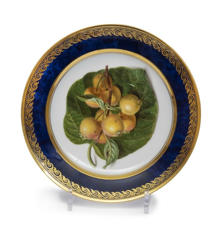 SEVRES - Deux assiettes du service de la duchesse de Berry, décor polychrome de…