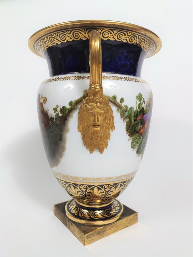 SEVRES - Paire de glacières couvertes de forme « vases B » et leurs intérieurs…