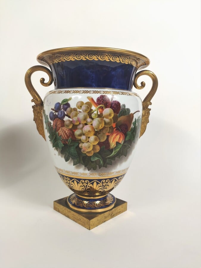 SEVRES - Paire de glacières couvertes de forme « vases B » et leurs intérieurs…