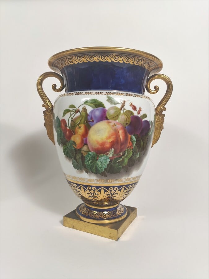 SEVRES - Paire de glacières couvertes de forme « vases B » et leurs intérieurs…