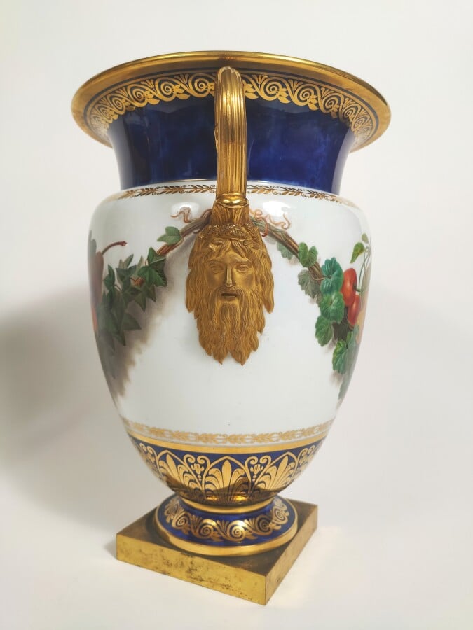 SEVRES - Paire de glacières couvertes de forme « vases B » et leurs intérieurs…